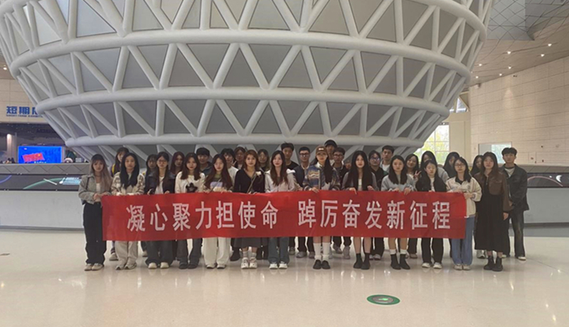 看球学生骨干代表前往河南省科技馆开展红色研学 看球学生骨干代表前往河南省科技馆开展红色研学