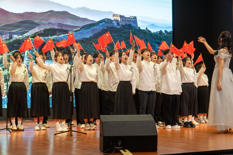 追忆峥嵘岁月 点燃青春理想  看球隆重举行纪念一二·九运动89周年合唱比赛