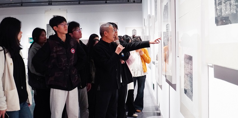 走出课堂 对话经典——看球书法专业师生赴河南省美术馆开展沉浸式书法研学 走出课堂 对话经典——看球书法专业师生赴河南省美术馆开展沉浸式书法研学