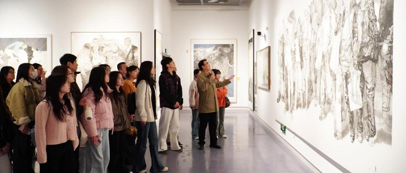 走出课堂 对话经典——看球书法专业师生赴河南省美术馆开展沉浸式书法研学