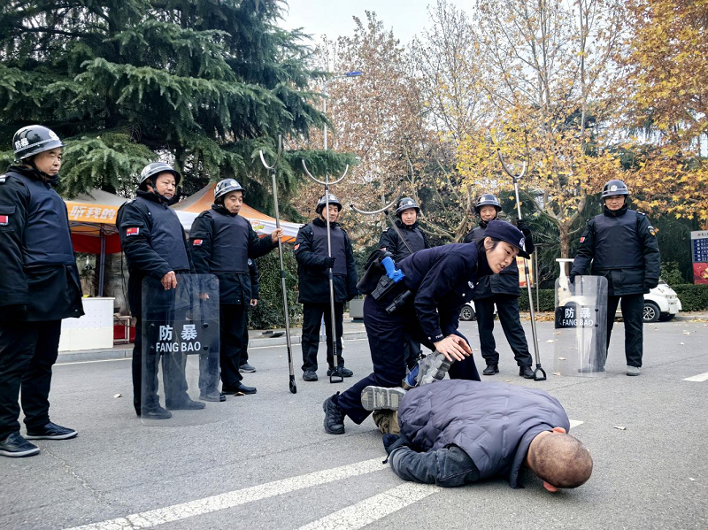 校警社联动筑防线，实战演练护平安—看球直播官网入口成功举办反恐防暴应急综合演练