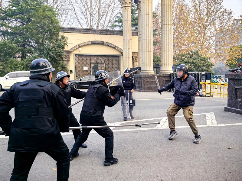 校警社联动筑防线，实战演练护平安—看球直播官网入口成功举办反恐防暴应急综合演练