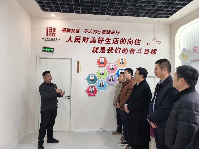 美育赋能送祝福 翰墨传情迎新春--看球直播官网入口走进中牟新区福顺社区开展 “迎新春 送春联”笔会活动 美育赋能送祝福 翰墨传情迎新春--看球直播官网入口走进中牟新区福顺社区开展 “迎新春 送春联”笔会活动