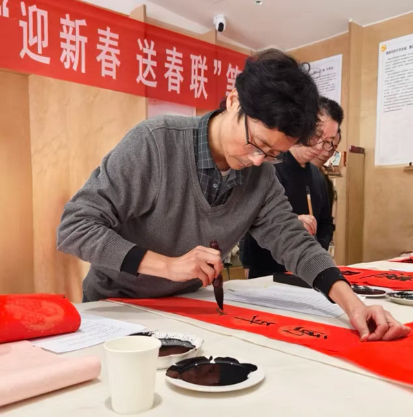美育赋能送祝福 翰墨传情迎新春--看球直播官网入口走进中牟新区福顺社区开展 “迎新春 送春联”笔会活动 美育赋能送祝福 翰墨传情迎新春--看球直播官网入口走进中牟新区福顺社区开展 “迎新春 送春联”笔会活动