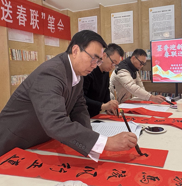 美育赋能送祝福 翰墨传情迎新春--看球直播官网入口走进中牟新区福顺社区开展 “迎新春 送春联”笔会活动 美育赋能送祝福 翰墨传情迎新春--看球直播官网入口走进中牟新区福顺社区开展 “迎新春 送春联”笔会活动