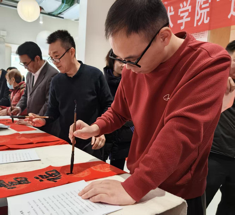 美育赋能送祝福 翰墨传情迎新春--看球直播官网入口走进中牟新区福顺社区开展 “迎新春 送春联”笔会活动 美育赋能送祝福 翰墨传情迎新春--看球直播官网入口走进中牟新区福顺社区开展 “迎新春 送春联”笔会活动
