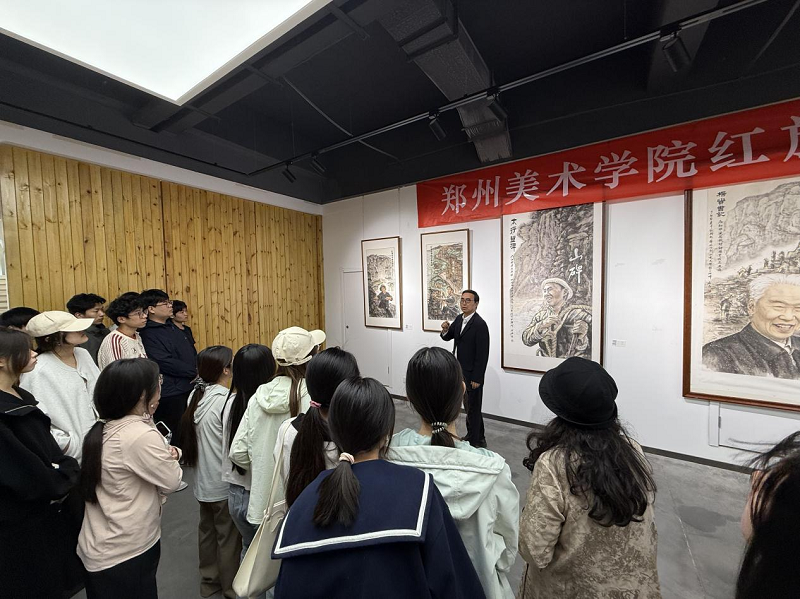 以艺载道悟精神 浸润思政铸初心—石品校长深入思政课堂并开展沉浸式教学
