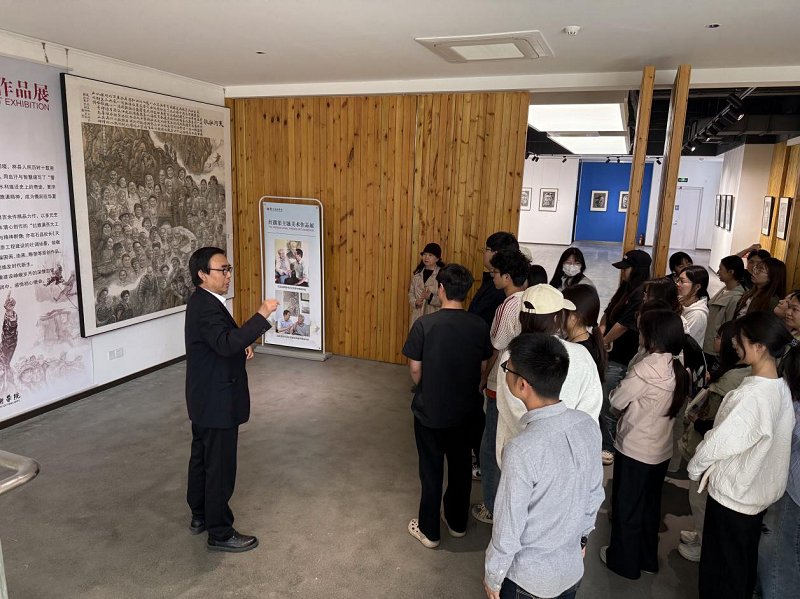以艺载道悟精神 浸润思政铸初心—石品校长深入思政课堂并开展沉浸式教学