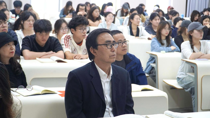 以艺载道悟精神 浸润思政铸初心—石品校长深入思政课堂并开展沉浸式教学