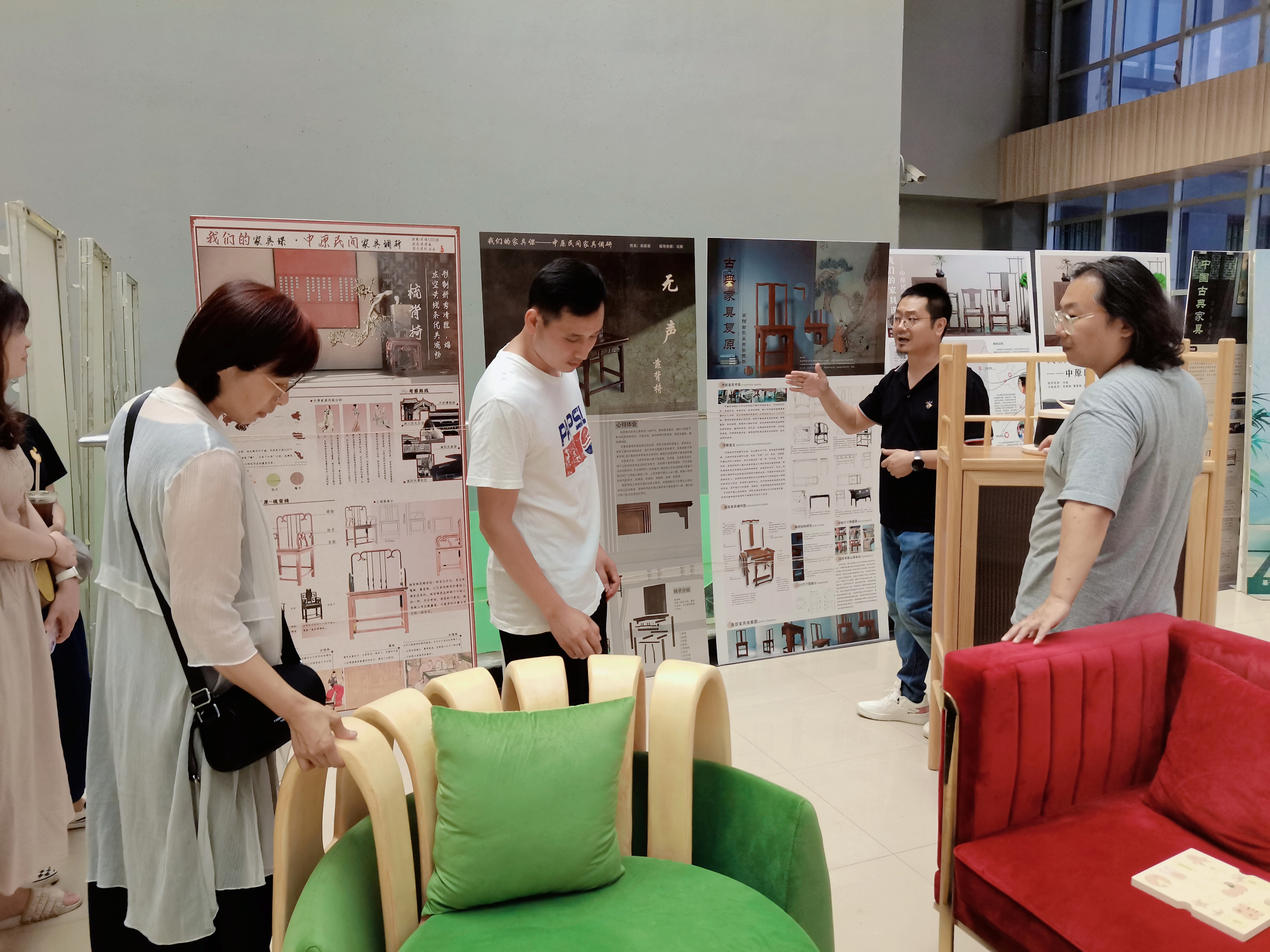 产品设计系参观河南工业大学艺术学院家居设计成果 产品设计系参观河南工业大学艺术学院家居设计成果