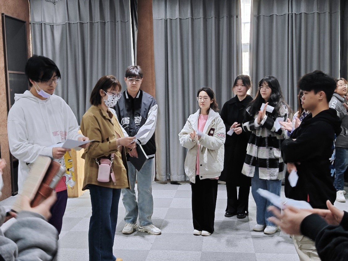 学院团委广播站举办重读《雷锋日记》活动 学院团委广播站举办重读《雷锋日记》活动