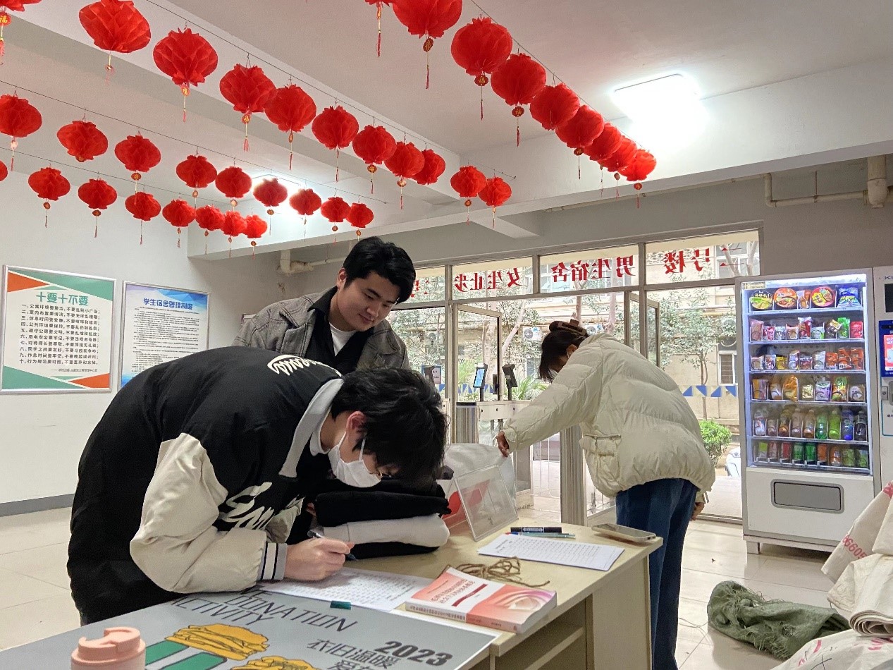 善举随行 衣旧情深——院团委发起“爱心捐衣”活动 善举随行 衣旧情深——院团委发起“爱心捐衣”活动