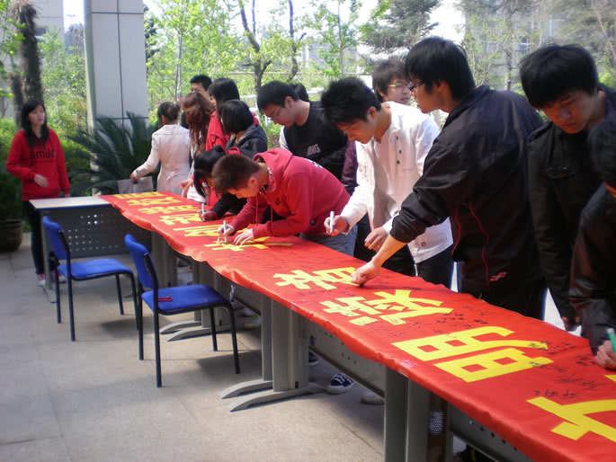 为迎接第十五个“世界读书日”，图书馆开展读书总动员活动