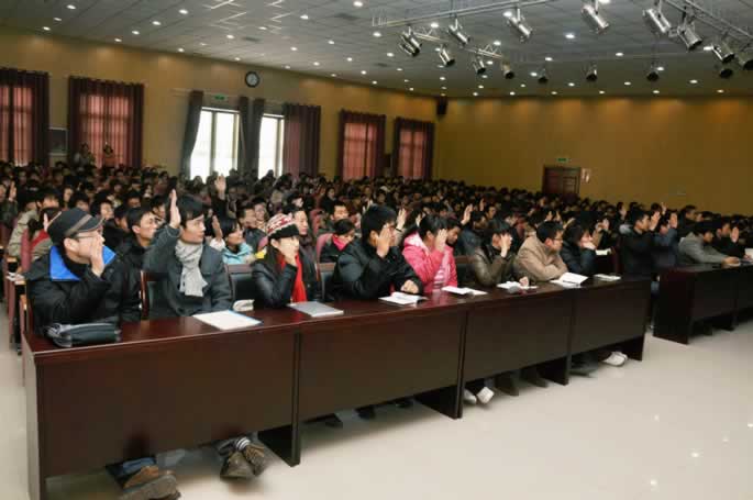 郑州轻院易斯顿美院党支部大会召开