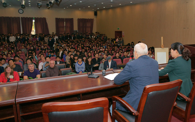 “名师讲堂”之三——苏里科夫美术学院大师讲堂在学术报告厅举行“名师讲堂”之三——苏里科夫美术学院大师讲堂在学术报告厅举行