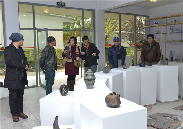 首届“中原国际陶瓷双年展”专家组莅临我院参观指导
