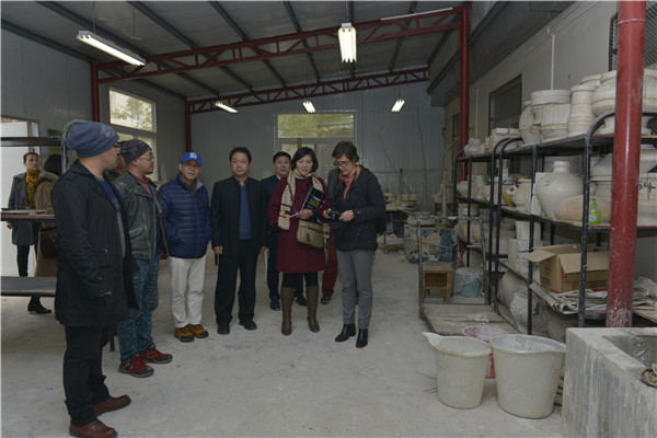首届“中原国际陶瓷双年展”专家组莅临我院参观指导