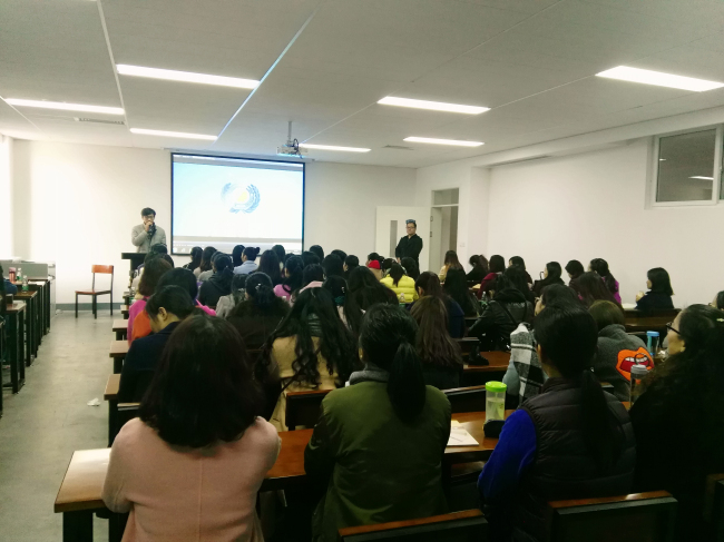 助推践行素质教育—郑东新区中小学美术教师一行参观我院造型艺术系