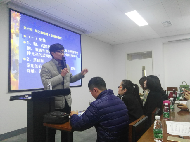 助推践行素质教育—郑东新区中小学美术教师一行参观我院造型艺术系
