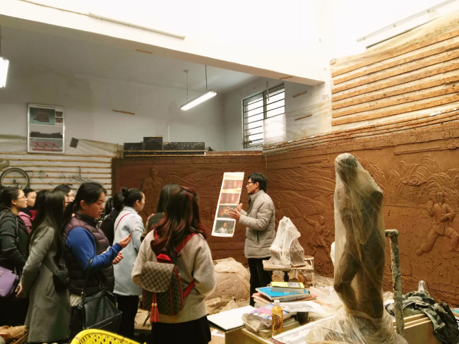 助推践行素质教育—郑东新区中小学美术教师一行参观我院造型艺术系