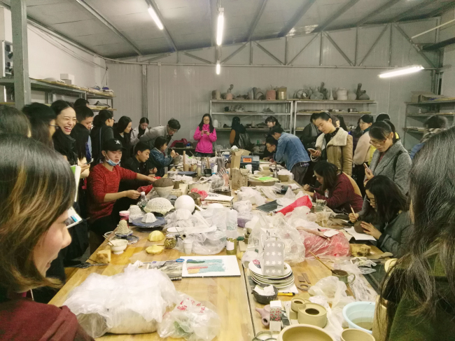 助推践行素质教育—郑东新区中小学美术教师一行参观我院造型艺术系