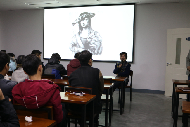 江南大学著名雕塑家徐诚一教授来我院讲学并被聘为客座教授