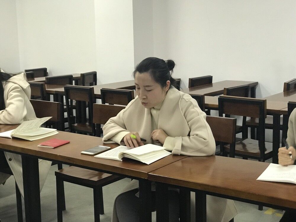 我院全体党员教师深入学习贯彻党的十九大精神——重温入党誓词