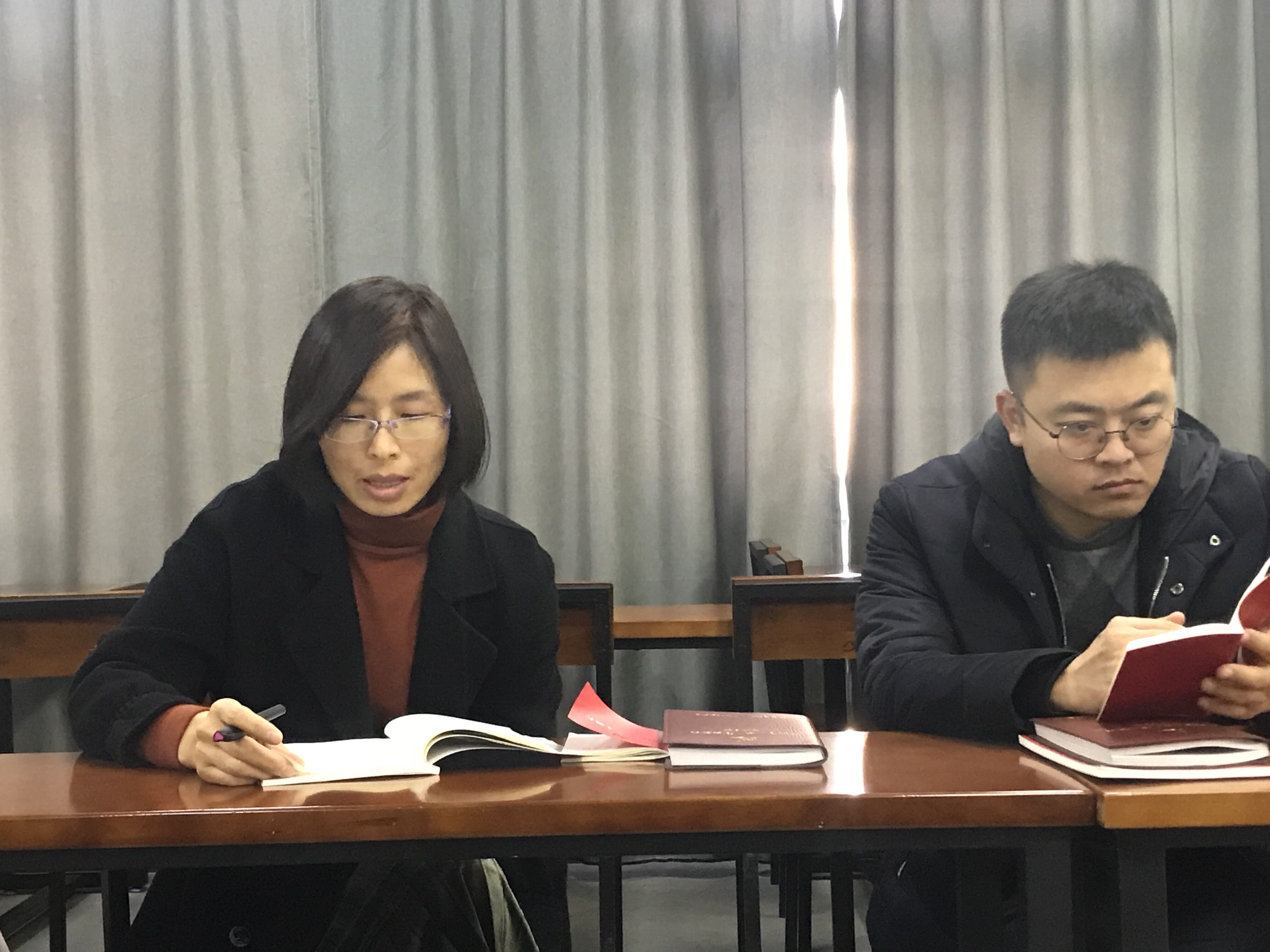 我院全体党员教师深入学习贯彻党的十九大精神——重温入党誓词