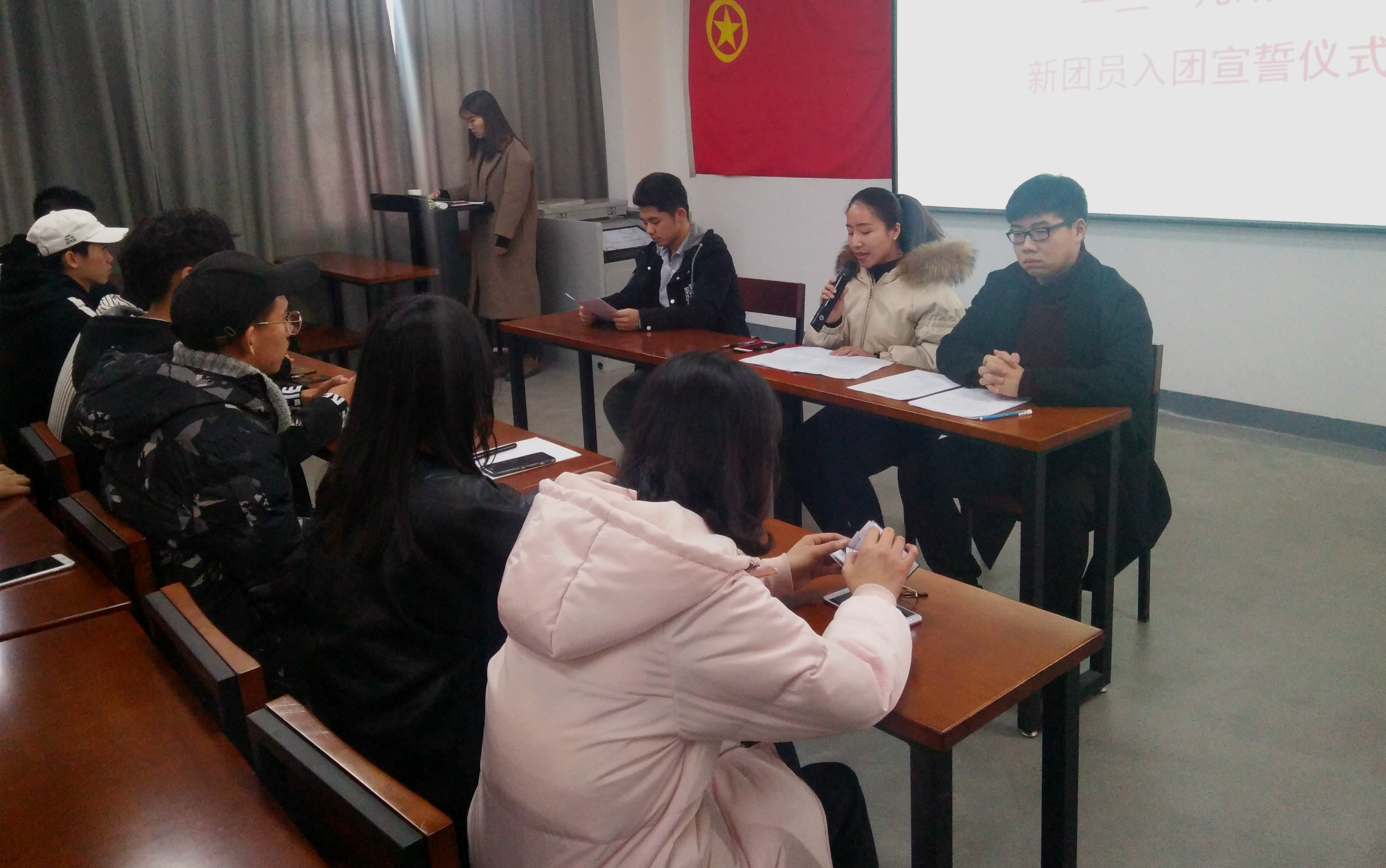 院团委举行新团员入团仪式