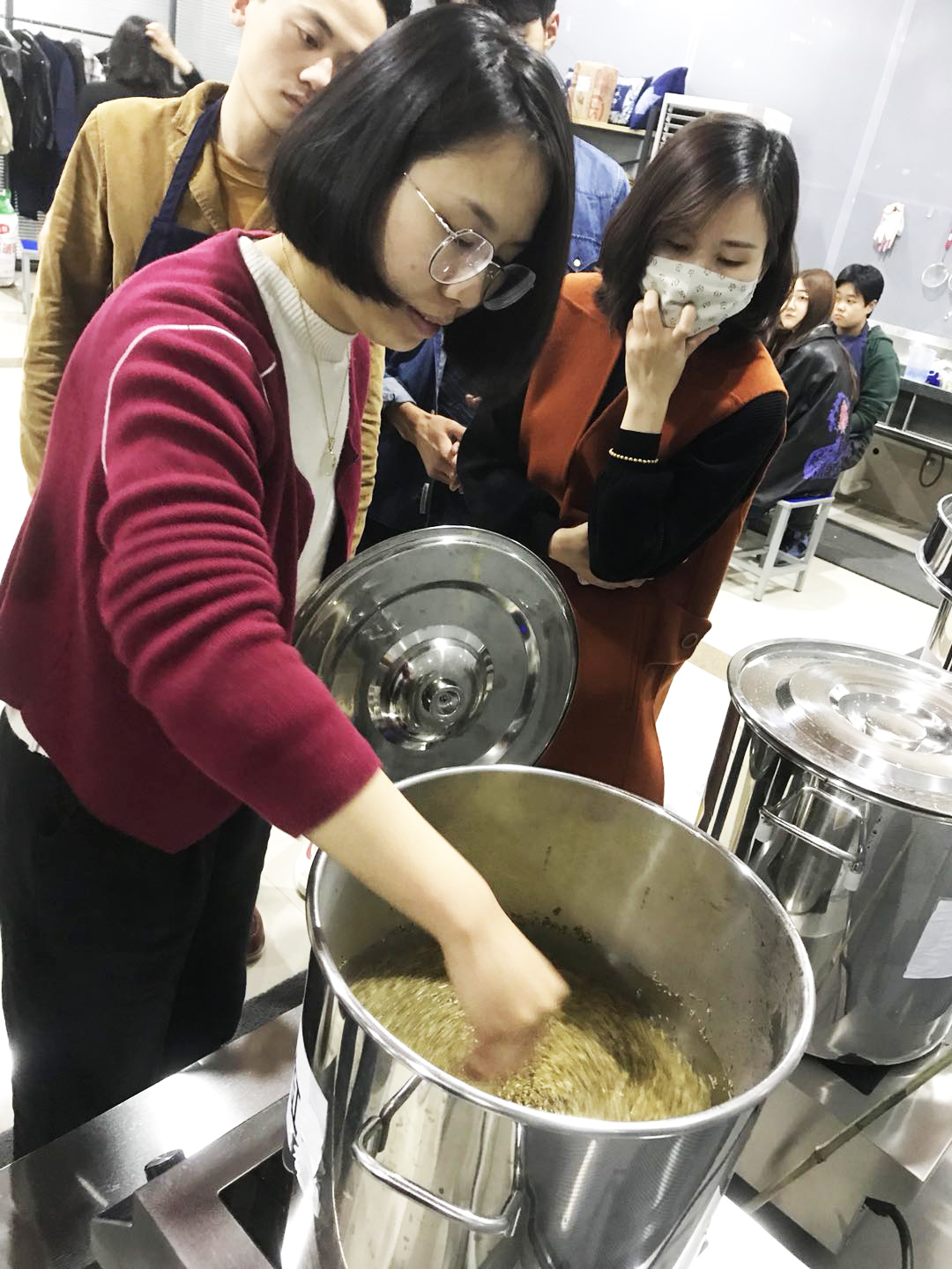 传承匠人精神，体验手工扎染 ——我院邀请张煦林设计师进行植物染工作坊讲学
