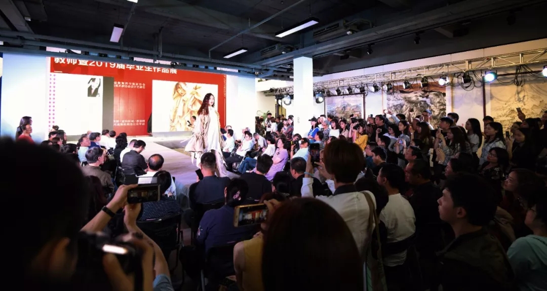庆祝新中国成立70周年 郑州轻工业大学易斯顿美术学院教师暨2019届毕业生作品展隆重开幕 庆祝新中国成立70周年 郑州轻工业大学易斯顿美术学院教师暨2019届毕业生作品展隆重开幕