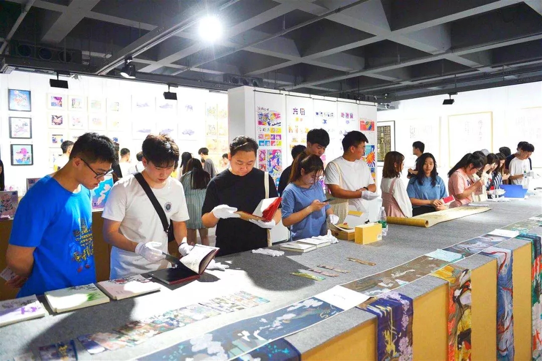 庆祝新中国成立70周年 郑州轻工业大学易斯顿美术学院教师暨2019届毕业生作品展隆重开幕 庆祝新中国成立70周年 郑州轻工业大学易斯顿美术学院教师暨2019届毕业生作品展隆重开幕