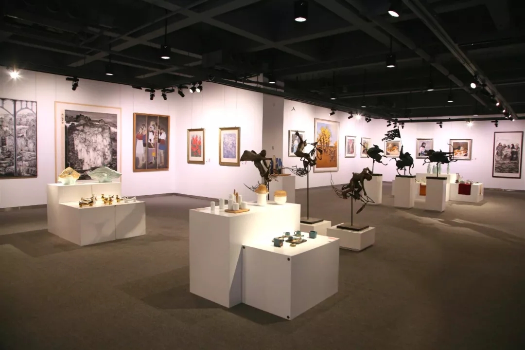庆祝新中国成立70周年 郑州轻工业大学易斯顿美术学院教师暨2019届毕业生作品展隆重开幕 庆祝新中国成立70周年 郑州轻工业大学易斯顿美术学院教师暨2019届毕业生作品展隆重开幕