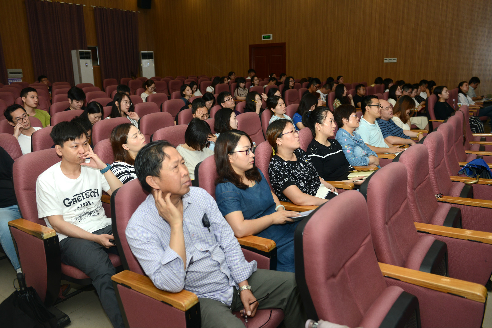 我院举行第四批青年骨干教师与优秀辅导员培养对象三年期满汇报工作