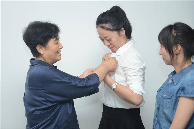 我院党支部开展“佩党徽、亮身份、勇担当、做表率” 主题党日活动