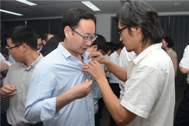 我院党支部开展“佩党徽、亮身份、勇担当、做表率” 主题党日活动
