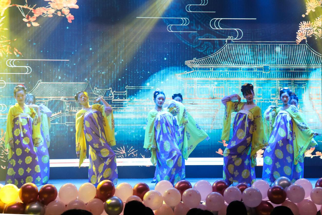 青春共筑中国梦——2019年“庆国庆 贺中秋 迎新生”文艺晚会精彩上演