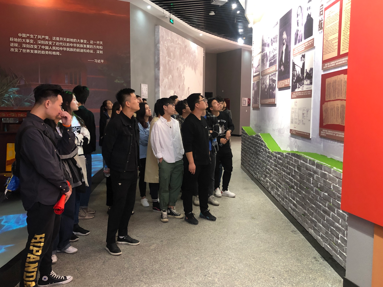 “弘扬革命精神，坚定理想信念”易斯顿美术学院全体学生党员赴“郑州烈士陵园”开展主题党日活动